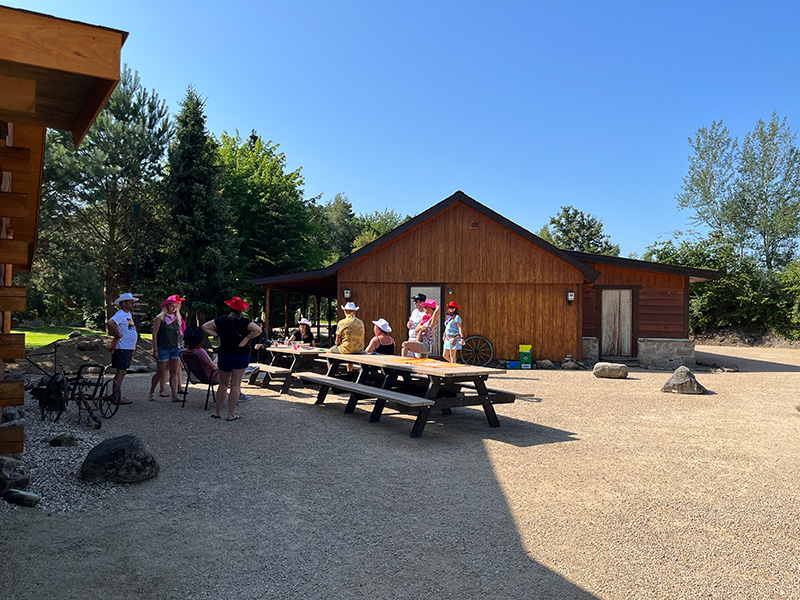 groep bij picknicktafels