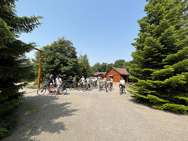 groep fietsers bij groepsaccommodatie melody ranch