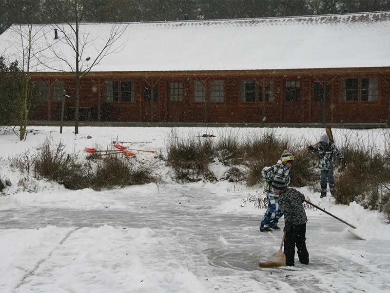 kinderen op bevroren vijver melody ranch