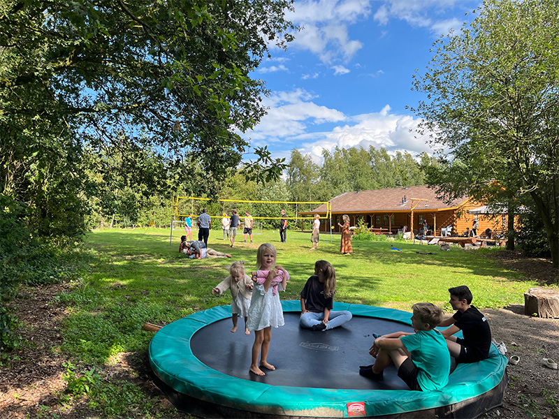 kinderen op trampoline