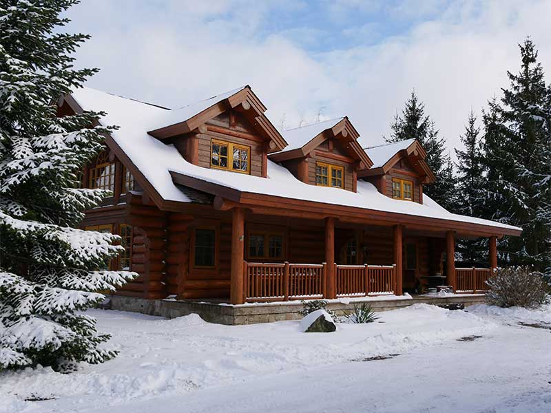 main lodge in de sneeuw