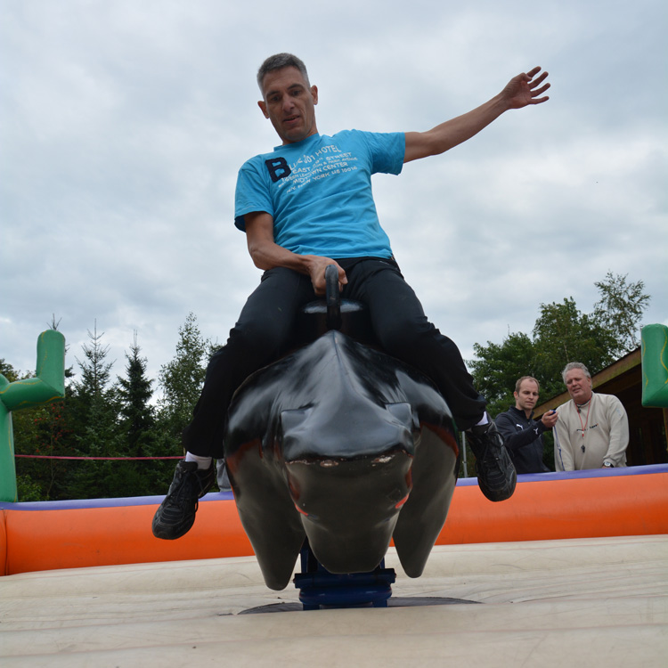 rodeostier rijden tijdens groepsuitje melody ranch